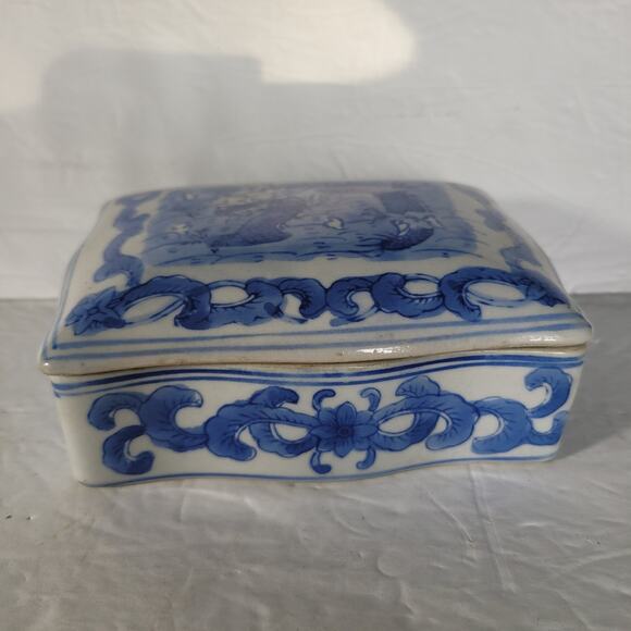 Chinese Blue and White Porcelain Scalloped Edge Vintage Trinket Box - Picture 2 of 7